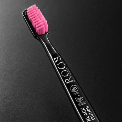 ROCS Toothbrush Black Edition Classic Medium – close-up