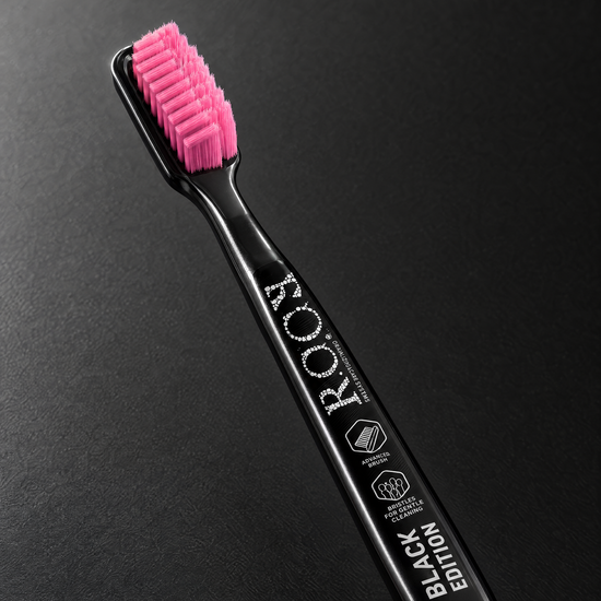 ROCS Toothbrush Black Edition Classic Medium – close-up